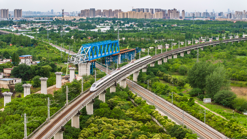 沪宁合高铁全长554公里，其中由中铁四局四公司承建的合肥枢纽站前标段线路全长23.16公里。此次施工的钢桁梁为还建合宁绕行左线跨店埠河特大桥的重要组成部分，上跨既有沪蓉铁路。施工期间共用4个二级封锁点，总计滑移113.3米，跨度达96米，其中主体、临时结构及附属结构总重1178吨。