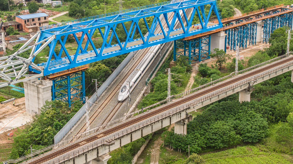 沪宁合高铁是国家中长期铁路网规划“八纵八横”中沿江通道的重要组成部分，是江北沿江城市与南京都市圈、上海都市圈快速直达的快捷通道，项目建成后，对于优化沿长江地区铁路网布局、服务长江经济带协同发展，推动长三角高质量一体化发展等具有重要意义。