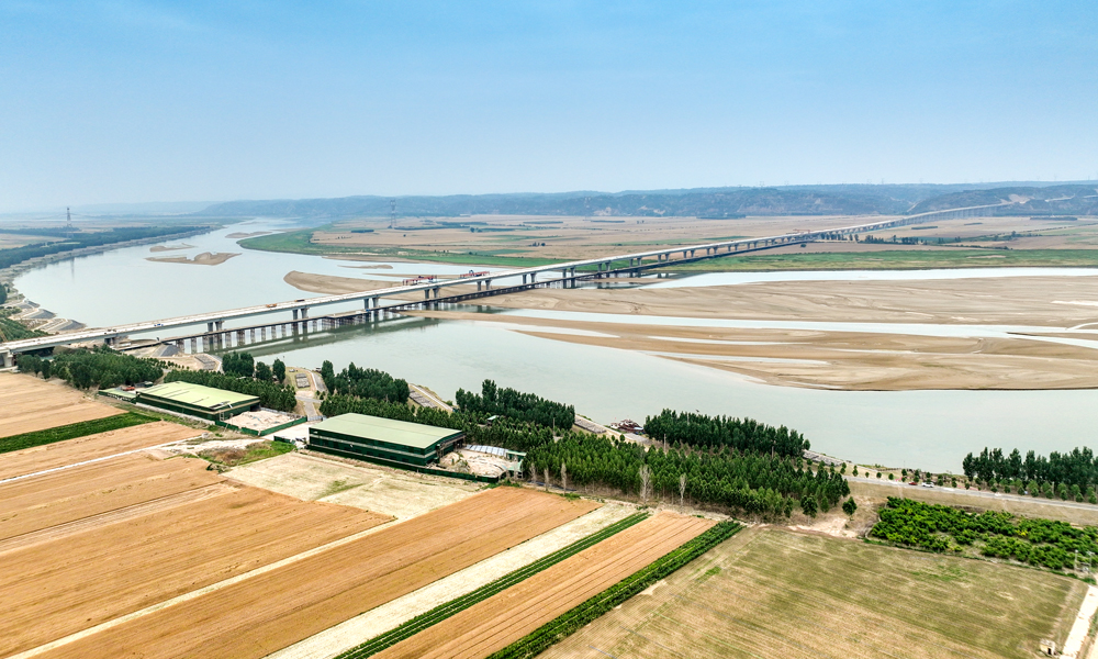 由中交二航局承建的河南沁伊高速关键节点工程黄河特大桥正全力加速推进。据了解，沁伊高速公路北起焦作市沁阳市，南至洛阳市伊川县，全长99公里，其中沁伊高速黄河特大桥主桥全长2585米，双向六车道，设计时速120公里。