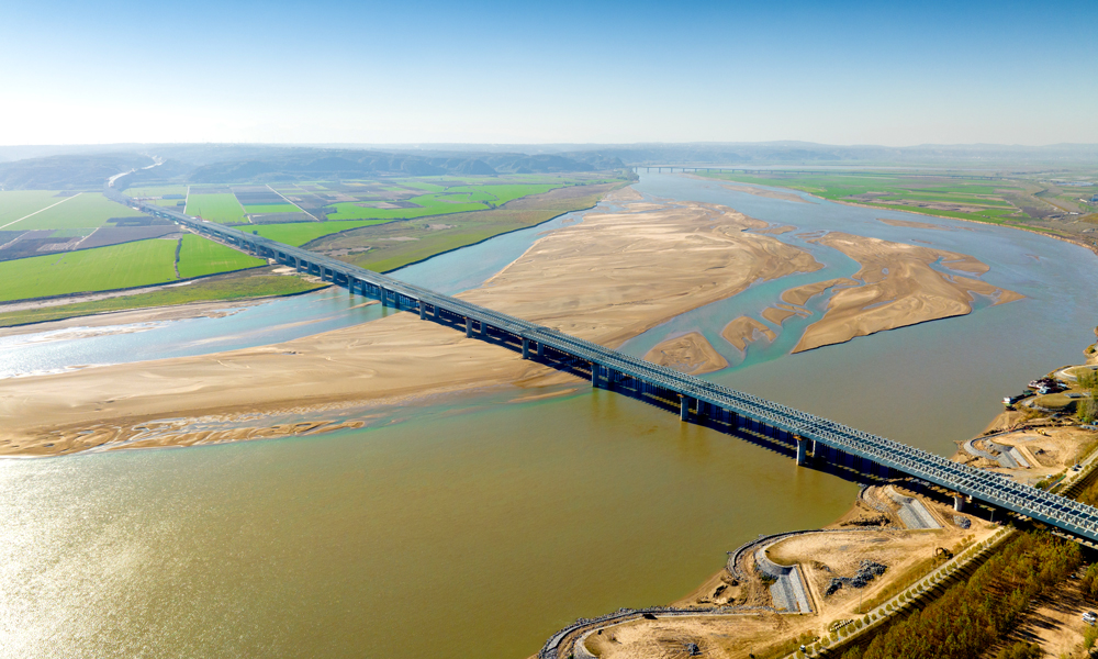 沁伊高速黄河特大桥主桥主梁采用槽型钢混组合梁结构，并运用了国际上先进的步履式顶推施工工艺，实现了单向最大顶推距离1285米，顶推单跨达100米，是国内顶推距离最长、单跨顶推距离最大的桥梁之一。