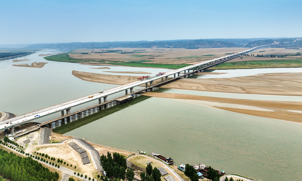 沁伊高速公路计划今年12月底建成通车。项目建成后，将在太行高速，荷宝高速、沿黄高速之间形成一条新的纵向高速公路通道，加强沿线各地贯彻落实黄河流域生态保护和高质量发展战略，形成辐射豫西北、联动晋西南、支撑中原城市群高质量发展的重要通道。