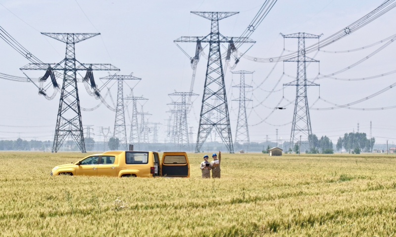 国家电网坚决扛牢电力保供首要责任，全力以赴做好今年迎峰度夏电力安全保供工作。国家电网各单位组织员工做好电网工程建设改造、线路设备特巡特护、防汛防灾应急演练，落实落细供电服务举措，快速响应客户诉求，确保民生用电，保障电网安全运行和电力可靠供应。图为国网天津高压公司员工对特高压线路开展无人机巡检。