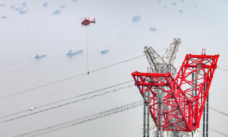 国网安徽马鞍山供电公司员工采用直升机作业方式开展500千伏线路缺陷消除工作。