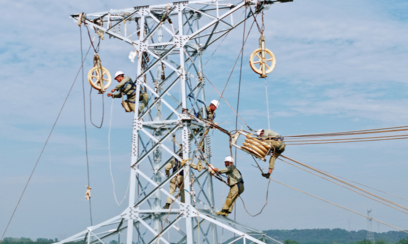 国网湖北随州供电公司员工开展110千伏线路迁改作业。