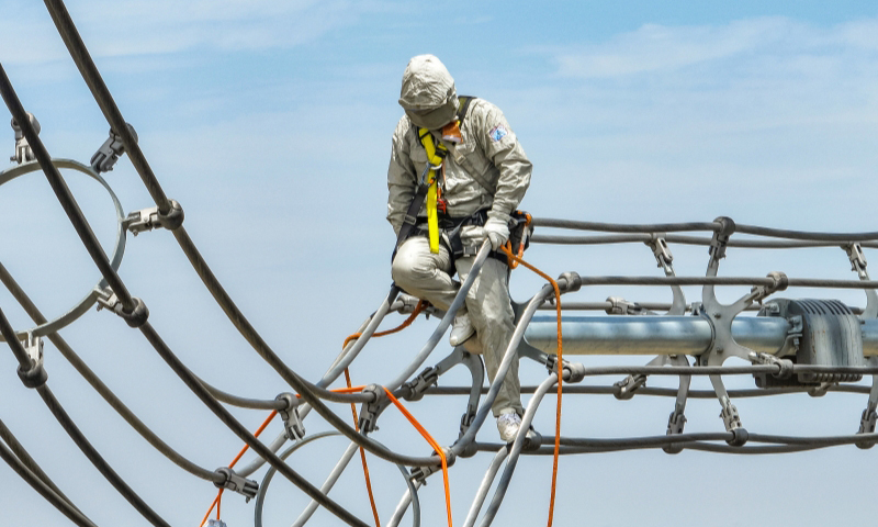 国网河南超高压公司员工带电消除线路销子缺失缺陷。