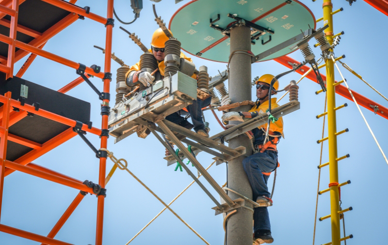 国网陕西宝鸡供电公司员工在10千伏线路更换柱上开关。
