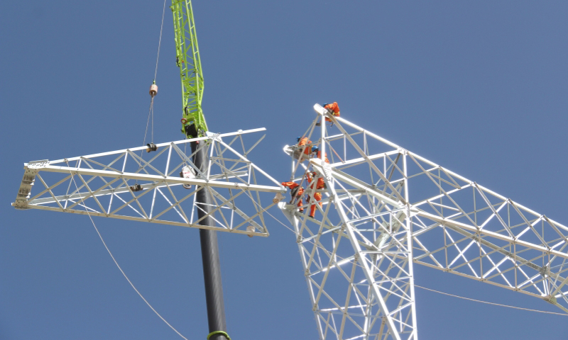 青海送变电公司员工在花土沟镇组立750千伏线路铁塔。