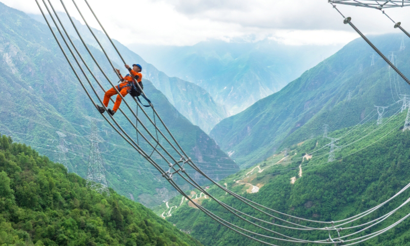 国网四川送变电公司员工通过走线方式对800千伏特高压直流输电工程线路开展验收。
