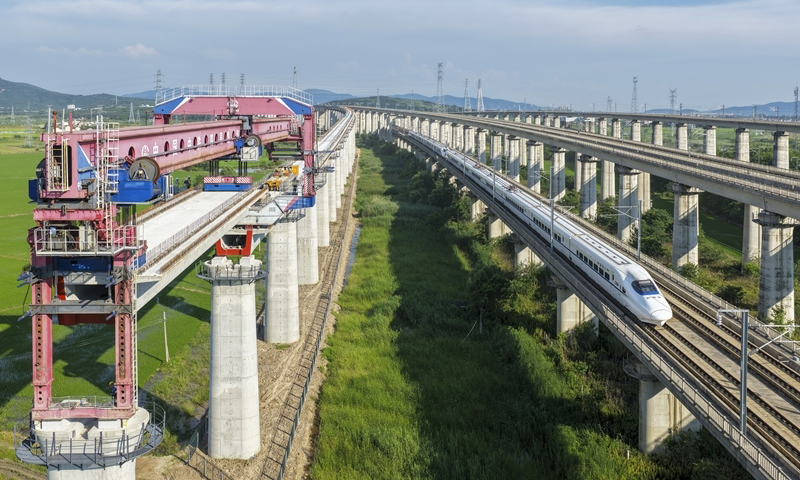 中铁四局巢马城际铁路架梁施工现场（7月1日，无人机照片）。新华社发（刘玉才 摄）