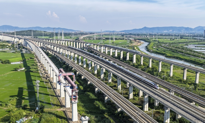 中铁四局巢马城际铁路架梁施工现场（7月1日，无人机照片）。新华社发（刘玉才 摄）