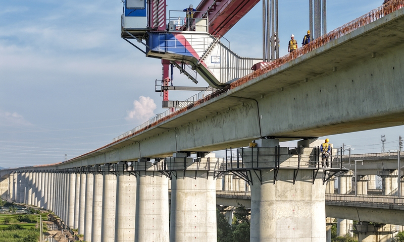 中铁四局巢马城际铁路架梁施工现场（7月1日，无人机照片）。新华社发（刘玉才 摄）