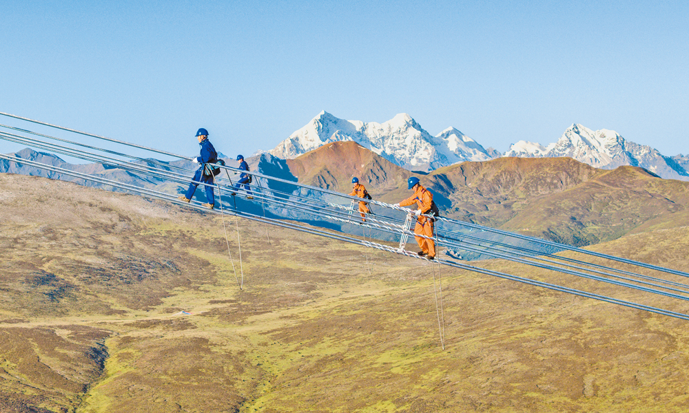 验收人员检查导线上的间隔棒。