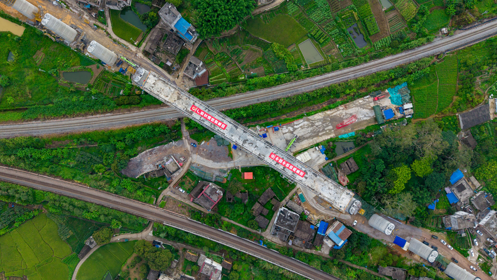 该特大桥全长1334.2米，采用（80+80）米连续T构上跨益湛铁路，与铁路夹角为41度。其中，连续T构梁长161.5米、宽12.6米，转体高度约40米，总重量达14000吨，是南珠高铁玉岑段的重点控制性工程。