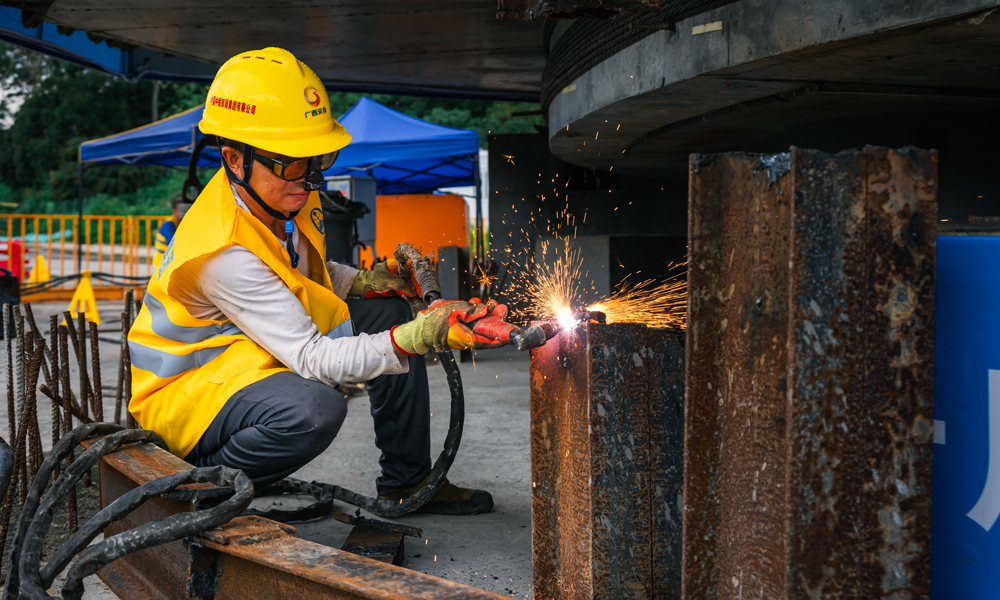 转体施工中，梁体以每分钟0.5度的速度顺时针进行转体，现场技术人员根据转盘上的刻度盘、速度传感器采集的相关参数等，对转体速度进行实时监控和调整，保证转体梁精准就位。2日17时开始，经过82分钟旋转41度，T构梁实现空中“精准转身”。