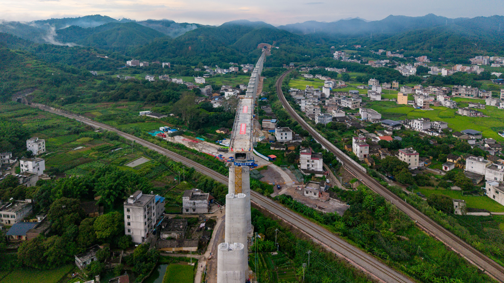 7月2日，中国中铁旗下中铁四局承建的南宁至珠海高铁玉林至岑溪段义垌村跨益湛铁路特大桥连续T构梁成功转体。至此，南珠高铁玉岑段全线2处连续T构转体桥全部完成转体施工，打通了架梁通道上的关键断点。