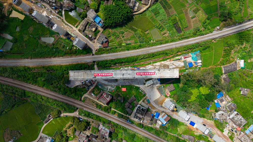 南珠高铁玉岑段项目建成后，将进一步改善桂东地区交通条件，对广西打造粤港澳大湾区重要战略腹地，推动广西北部湾经济区和粤港澳大湾区“两湾联动”，促进广西全面深入对接粤港澳大湾区，提升两广通道质量、扩大两广通道能力，带动沿线经济发展具有重要意义。