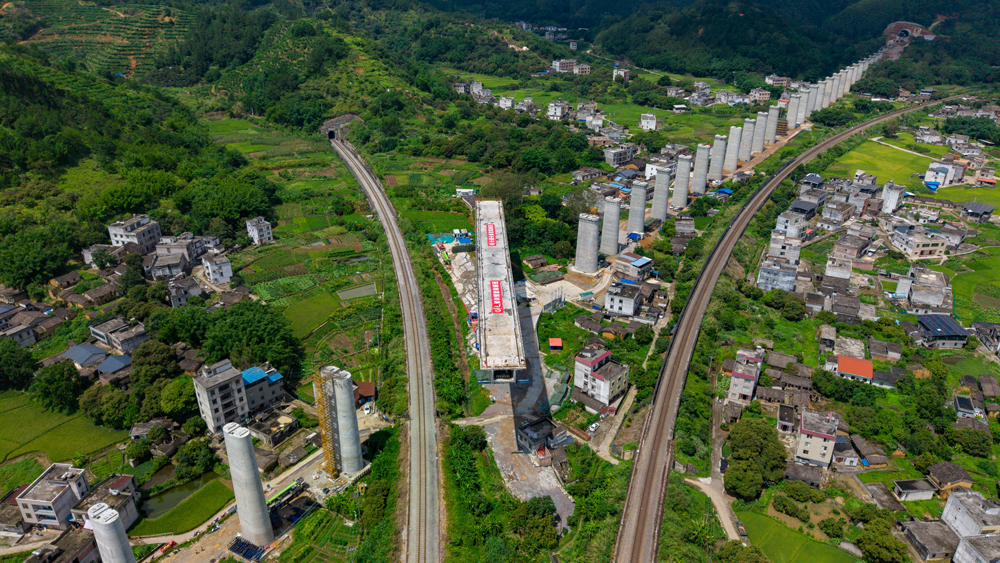 南珠高铁玉岑段是广西全面融入粤港澳大湾区的基础性工程，正线全长110.04公里，设计时速350公里。
