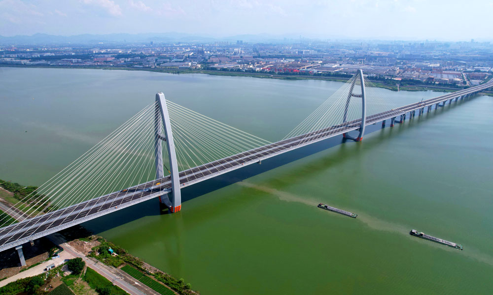 越东大桥建成通车后，将有效提升城市交通能级，打造绍兴市“市区半小时交通圈、10分钟上高速”综合交通路网，推动实现越城区与滨海新区无缝衔接，助力绍兴市“六横八纵”快速路网体系更加完善，加快产业资源融合，为绍兴市经济发展和城市建设注入新的活力。