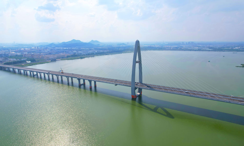 近日拍摄的杭绍甬高速杭州至绍兴段越东路互通连接线工程越东大桥。