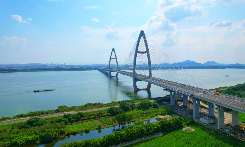 近日，中国中铁旗下中铁工业参建的杭绍甬高速杭州至绍兴段越东路互通连接线工程越东大桥正式通车。
