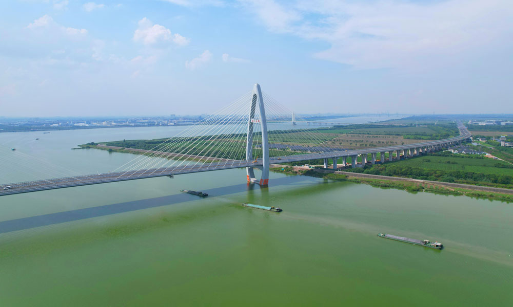 该连接线是浙江省大通道建设十大标志性工程——杭绍甬高速公路项目的重要组成部分，跨越曹娥江，路线全长约7.73公里，按一级公路兼顾城市道路标准建设。