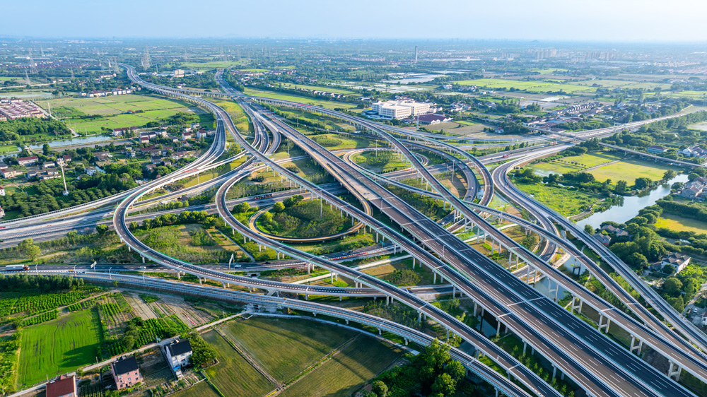 该项目控制性工程练市枢纽互通的18个匝道分别通向杭州、苏州、湖州、上海、台州5个方向，是浙北地区最大的五路交叉综合枢纽立交，形似五角星。