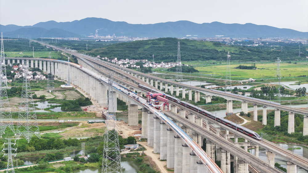 近日，随着中国中铁旗下中铁四局承建的巢马城际铁路4标最后一片箱梁架设完成，全线箱梁架设任务完成。