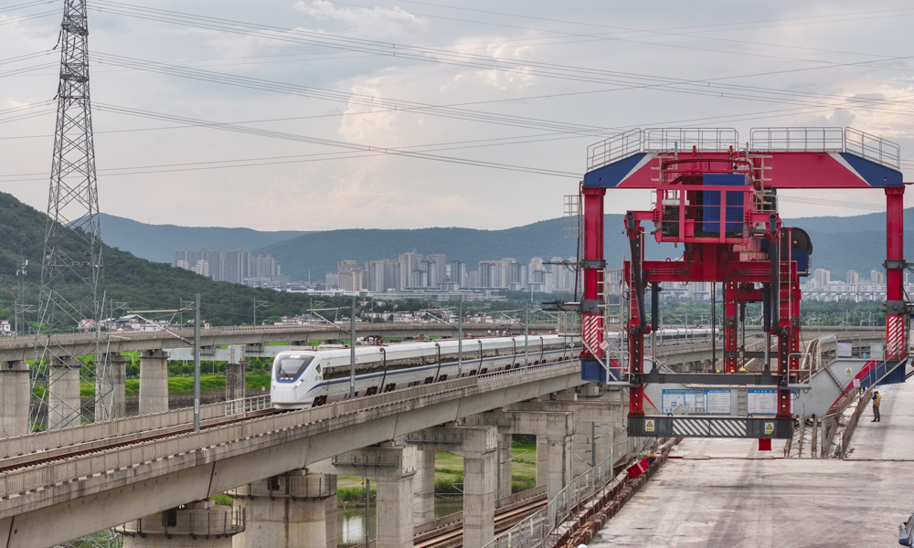 据悉，巢马城际铁路是国家“八纵八横”高铁网沿江通道的重要组成部分，其北接合杭高铁，东联宁安高铁，是马鞍山与安徽省会合肥的直接联通线，全线新建车站3座。