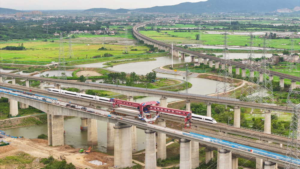 巢马城际铁路正线全长61公里，桥梁占比高达73.8%，全线共需架设36座桥梁1449榀箱梁，且需多次跨越市政道路，紧邻既有铁路营业线及超高压电力线；箱梁型号多达10余种，特殊跨度多、梁型复杂，具有工程规模大、难度高、风险点多等施工特点。此次架设的为单线简支箱梁，长32.6米、重约431.75吨。