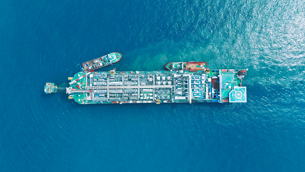 截至6月中下旬，中国海油旗下有限天津分公司曹妃甸作业公司累产原油超6000万吨。曹妃甸油田群于2004年投产，剩余油分布零散，设备设施长期处于液处理能力满负荷运转状态。图为曹妃甸作业公司“海洋石油112”FPSO（浮式生产储卸油装置）进行外输作业前准备工作。