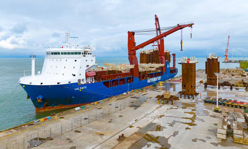 项目团队在国内首创超深水吸力锚卧式接长、立式总装调试建造工艺，创新采用“旋转筒体再吊装”等总装方案，大规模应用有限元模拟测试等先进技术，自主研发“米字支撑工装”等施工装备，解决了超大直径尺寸精度控制、超薄壁厚变形控制等诸多技术难题，实现质量合格率超过99.9%，精度偏差每米不超过1毫米，整体达到行业先进水平。