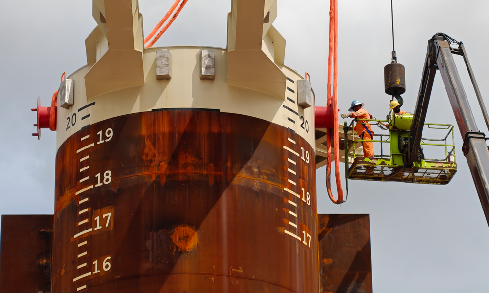 吸力锚是海洋工程关键装备，它利用负压工作原理，像大型吸盘一样牢牢吸附在海泥中，实现海洋设施高效固定，被誉为深远海能源开发的“定海神针”。吸力锚具有可高效安装、可回收复用、高承载力等突出优势，广泛应用于深水油气田、海上风电等领域。据介绍，装备安装海域最大水深超过2000米，是国内承建的应用水深最大的超深水吸力锚项目，海油工程珠海深水装备制造基地负责全部24套吸力锚加工设计、材料采购、建造、测试和装船工作，结构总重约2674吨。