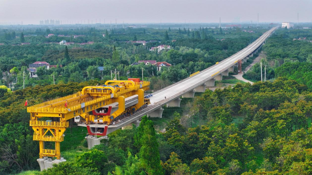 七月入暑，热浪席卷，中国中铁建设者干劲十足，各重点工程项目建设有序推进。近日，中铁大桥局承建的沪渝蓉高铁崇明特大桥预制箱梁架设长度突破2000米。崇明特大桥北接崇启公铁大桥，南连崇太长江隧道万安出口，全长19.07公里，全线设有669个桥墩。目前，大桥预制箱梁架设72榀，标段内承台开累完成比例达98.6%，墩身开累完成比例达96.2%。