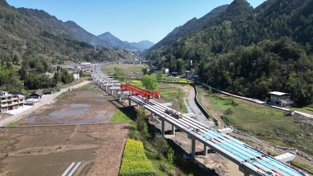 近日，中铁六局承建的利咸高速荷花村特大桥下部结构施工全部完成。利咸高速全线全长84.5公里，其中，荷花村特大桥位于湖北利川市沙溪乡荷花村，桥长2910米，桥面净宽12.5米，是全线最长的一座特大桥。利咸高速是国家重点规划项目之一，是湖北省“九纵五横三环”高速公路网中“纵九”线的重要组成部分。项目建成后，利川至咸丰车程由2小时缩短至40分钟。