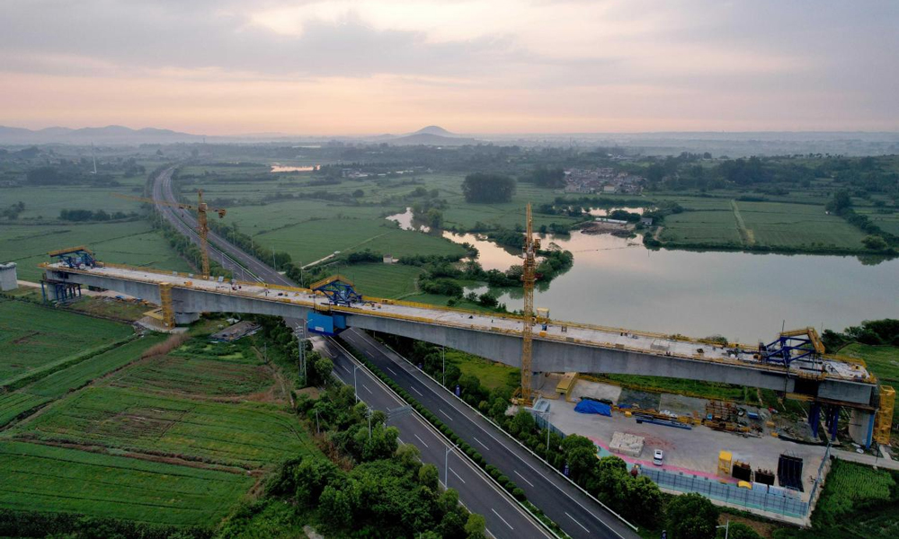 近日，中铁三局承建的宁淮城际铁路4标项目控制性工程省界至六合双线特大桥跨S353省道128米连续梁合龙。省界至六合双线特大桥位于南京市六合区，全长22公里。此次合龙的跨S353线连续梁全长277.18米，跨度为（74+128+74）米，是标段内跨度最大的连续梁。