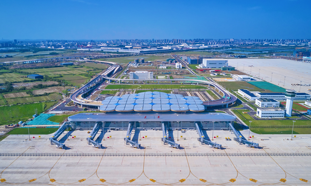 近日，中国建筑旗下中建三局承建的嘉兴南湖机场项目通过竣工验收。该项目位于浙江省嘉兴市秀洲区，总建筑面积约5.47万平方米，投运后将成为全国第二个、长三角第一个专业航空货运枢纽，助力构建“一心三圈三大千亿产业”的新型临空产业体系，打造全球航空物流枢纽和临空智造汇聚高地。