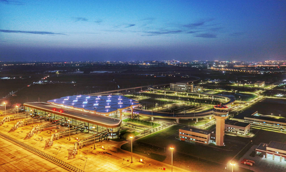 航站楼屋面膜结构采用与国家游泳馆“水立方”相同工艺的ETFE气枕膜技术，这些轻透的智能羽翼通过实时调节气枕张力，减少太阳辐射的同时，可将自然光过滤为柔和的漫射光，降低2.6万平方米空间照明能耗。