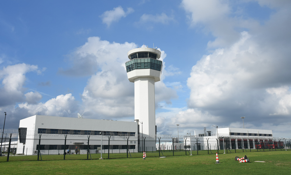 项目周边园林建设采用海绵城市理念，通过打造雨水花园、湿地公园、下沉式绿地，大量使用透水砖铺装，大幅减少硬质覆盖面，构建起自然渗透、积存与净化的生态循环系统，当暴雨来袭，径流沿层级式植草沟汇入湿地，在芦苇与菖蒲丛完成净化蜕变，打造绿色生态机场。