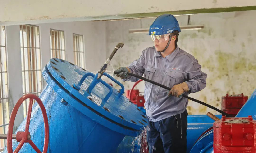中广核旗下环保阳江项目部维修技工在水厂进出水间冲洗T型过滤器表面和端盖接触面，保障水厂设备稳定运行。