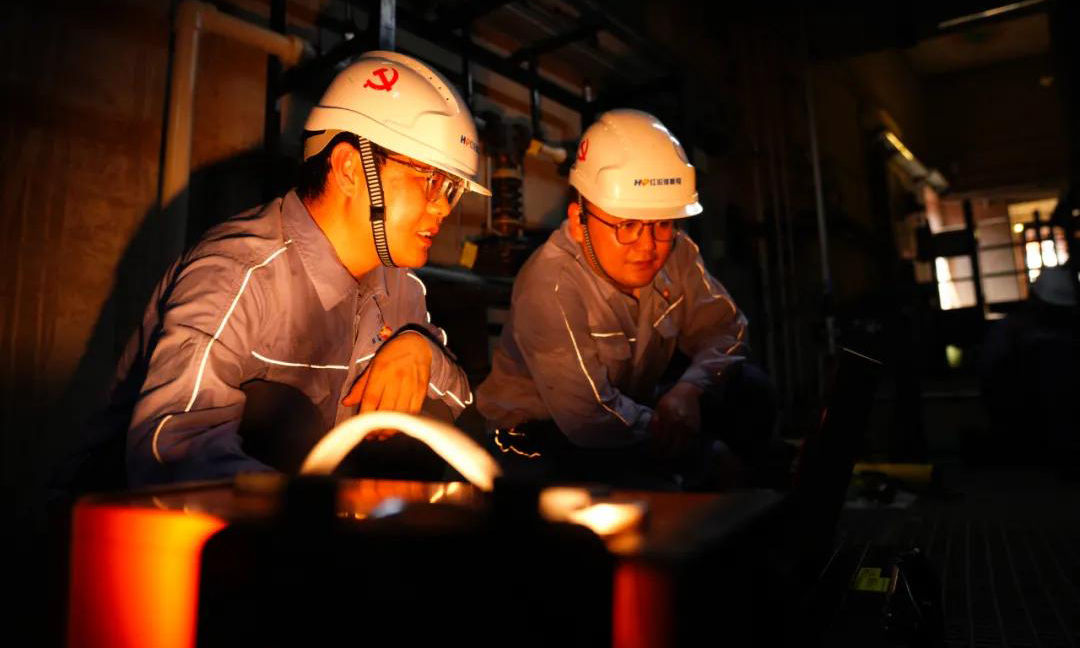 中广核旗下红沿河核电机械部作业班组工作人员进行主蒸汽安全阀在线压力整定试验。