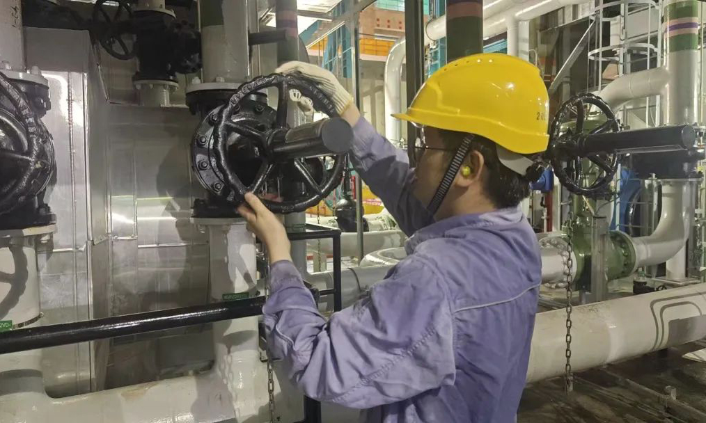 中广核旗下防城港核电工程师为二回路启动做准备。