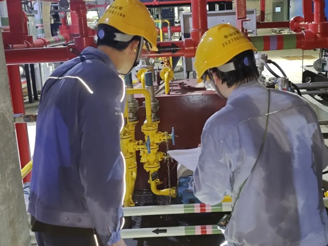 中广核旗下台山核电运行人员核对AAD（启动和停运给水系统）电动润滑油泵的设备状态。