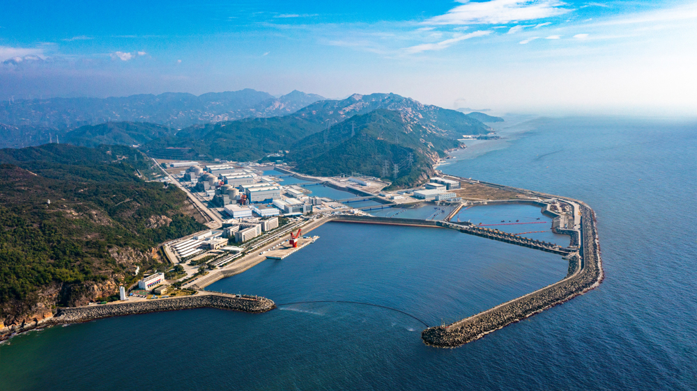 目前，全国电力负荷持续维持高位，迎峰度夏能源保供工作已进入关键时期。中广核各基地开启“高温护航”模式，一线工作人员坚守岗位，筑牢安全防线，全力保障电力供应。图为近期拍摄的中广核阳江核电基地。