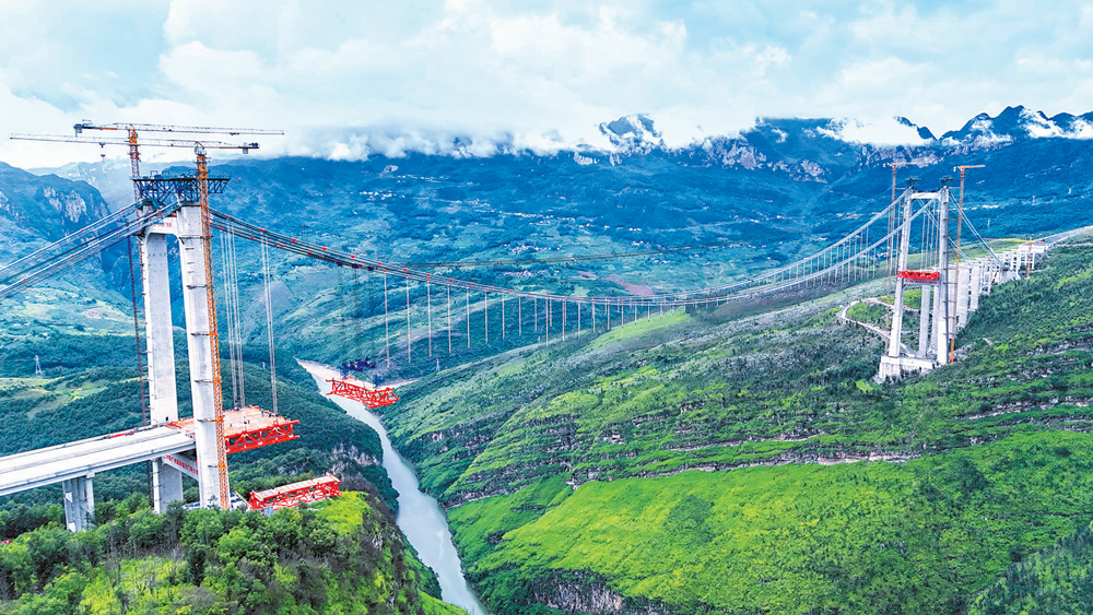 近日，随着缆索吊将长13.6米、宽36米、高6.5米、重约241.8吨的安顺岸J1钢桁梁节段精准吊装，中国中铁旗下中铁广州局承建的贵州安盘高速天门特大桥正式迈入主桥上部结构钢桁梁吊装阶段。