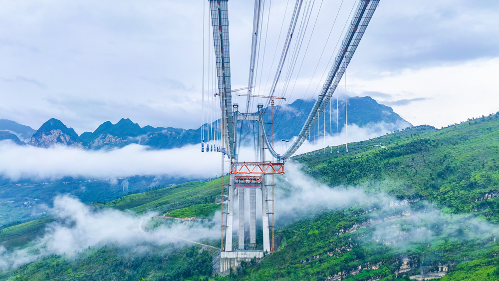 天门特大桥全长1553米，横跨北盘江峡谷，为主跨820米的单跨钢桁梁悬索桥，是安盘高速全线重难点工程之一。大桥主塔高近200米，采用钢筋混凝土门式结构。桥面至河面高度为560米，是目前世界第三高桥，也是世界最高双向六车道钢桁梁悬索桥。