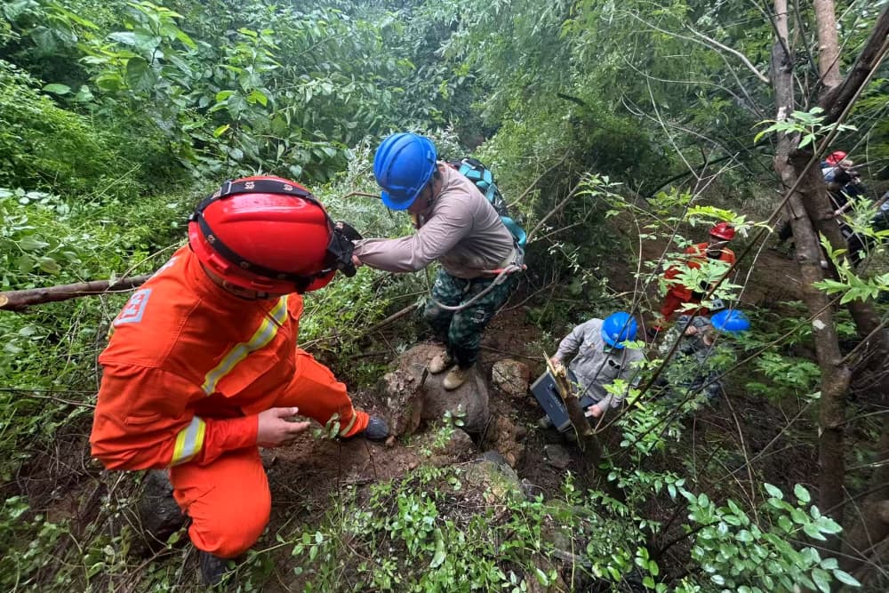 近日，我国部分地区持续遭遇强降雨侵袭，洪水红色预警，山洪、泥石流、山体滑坡等次生灾害频发。7月27日18时，北京密云供电公司抢修人员携带应急发电设备徒步进入冯家峪信号中断区域开展复电及线路勘察等工作。