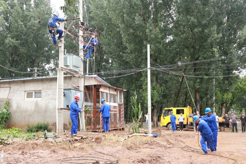 7月27日，国网河北保定供电公司抢修员工紧急为易县塘湖镇西柳泉村5号台区复电。