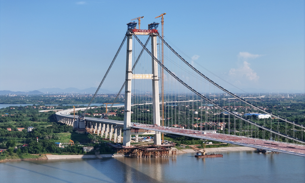 近日，随着最后一片钢箱梁在缆载吊机的牵引下安装到位，中国中铁旗下中铁大桥局参建的湖北省第40座、武汉市第12座长江大桥双柳长江大桥钢箱梁悬索桥主体合龙。