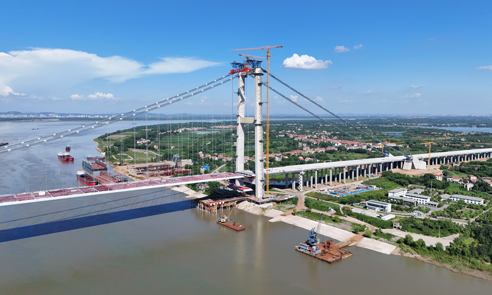 双柳长江大桥主跨1430米，桥梁全宽50.5米，可通行双向八车道公路，是长江上最宽的大桥。