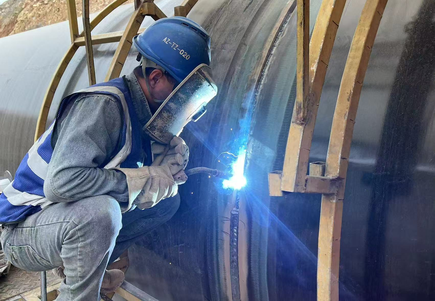 建设过程中，项目创新应用移动装置及管道施工爬梯，有效提升高空作业效率，应用上部空间受限吊装专用支架，成功规避16处高压线障碍，实现“零距离”安全穿越。